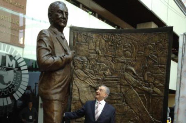 Gamboa Pascoe, presentando su estatua Gamboa Pascoe, presentando su estatua