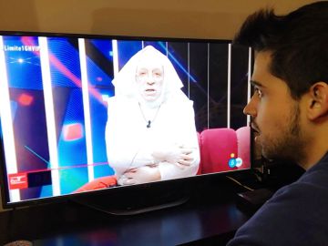 Miguel Frigenti, experto en Gran Hermano y colaborador del debate, contempla hipnotizado uno de los momentos más surrealistas de esta edición de GH VIP Miguel Frigenti, experto en Gran Hermano y colaborador del debate, contempla hipnotizado uno de los momentos más surrealistas de esta edición de GH VIP