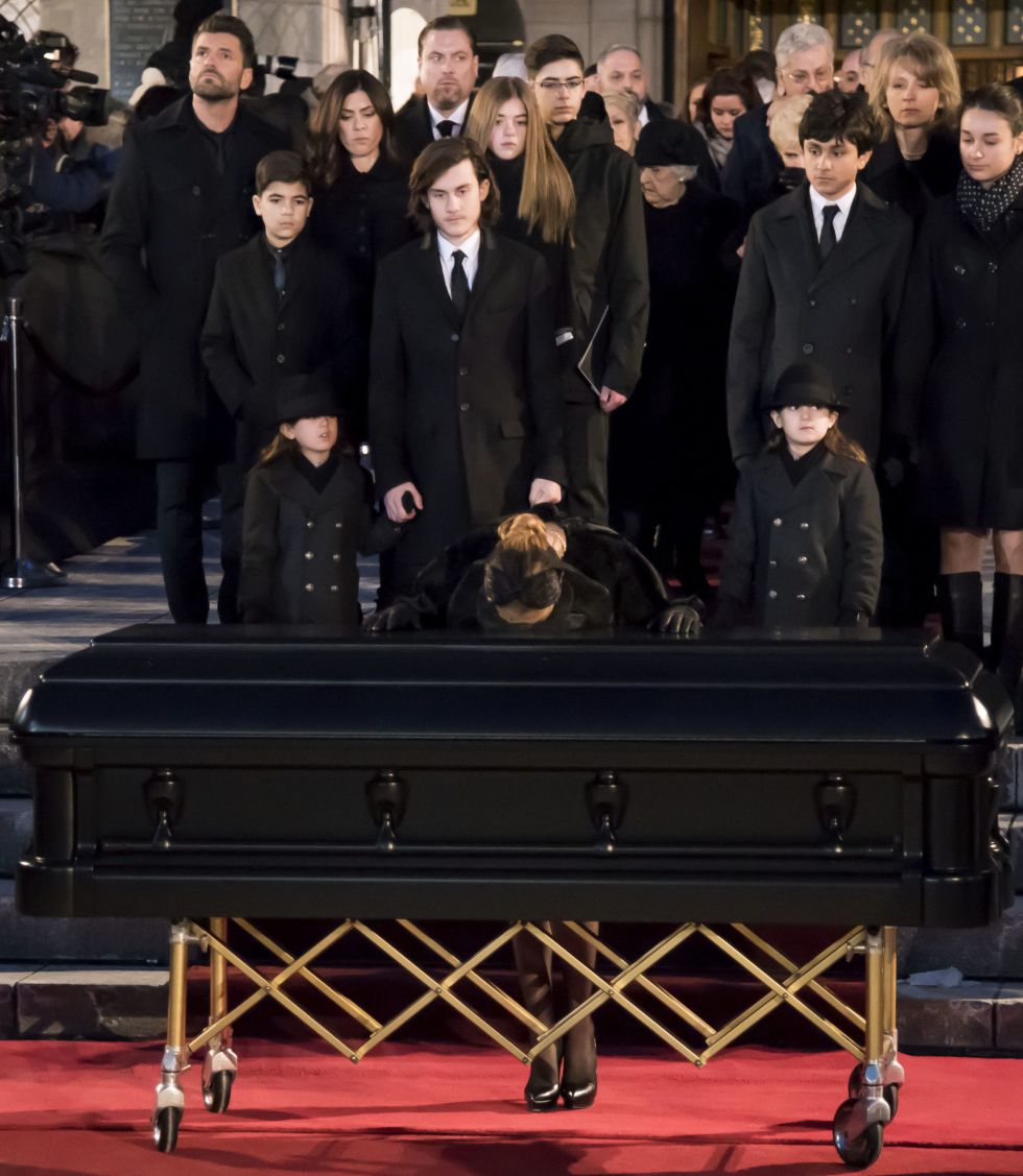 La cantante se inclina ante el féretro de su marido, René Angélil.