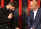 Piqué plora quan rep el premi al millor esportista català del 2015