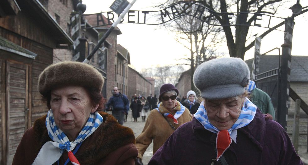 Supervivientes en el campo de exterminio de Auschwitz