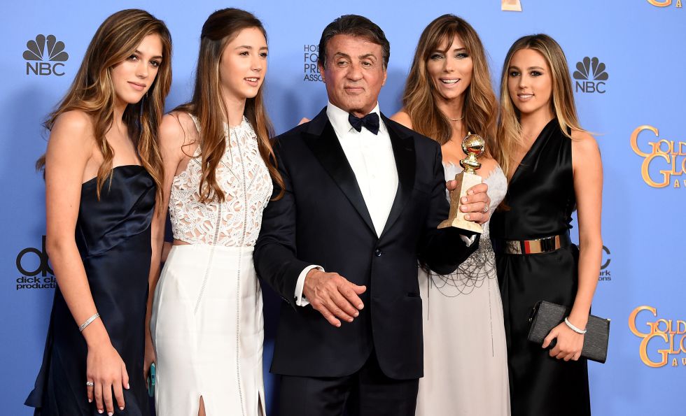 Sylvester Stallone posa junto a su mujer y sus hijas con su Globo de Oro.