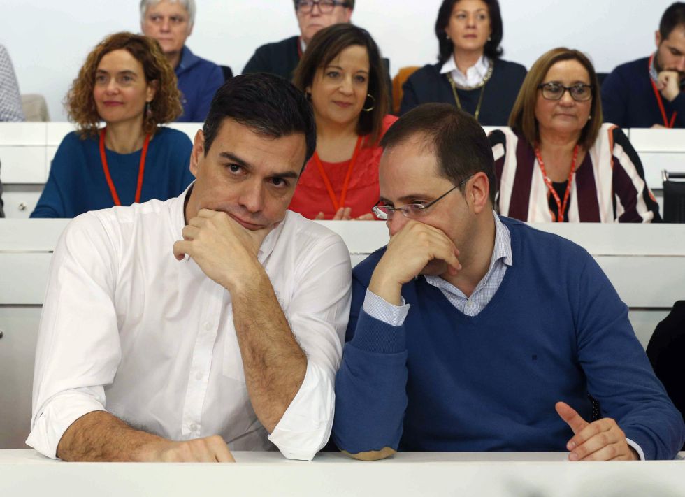 El secretario general del PSOE, Pedro Sánchez (iz) y el secretario de Organización, César Luena, durante la reunión del Comité Federal en Madrid.