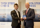 Carlsen triunfa a medio gas