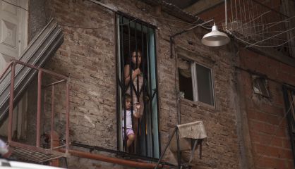 Una mujer y un niño en Villa 31, Buenos Aires.