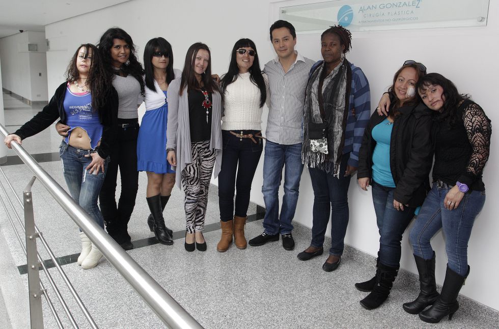 Gina Potes junto a sus compañeras de lucha: Angela, Erika, Luz Fanny, Angie, Patricia, Andrea, Viviana y Nereida. En la clínica de uno de los cirujanos que les ayudan. Imagen de su archivo personal. Gina Potes junto a sus compañeras de lucha: Angela, Erika, Luz Fanny, Angie, Patricia, Andrea, Viviana y Nereida. En la clínica de uno de los cirujanos que les ayudan. Imagen de su archivo personal.