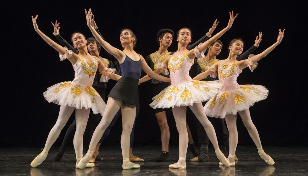 Niños bailarines de la Academy One durante una función en Manila. El centro forma a 17 menores huérfanos. Niños bailarines de la Academy One durante una función en Manila. El centro forma a 17 menores huérfanos.