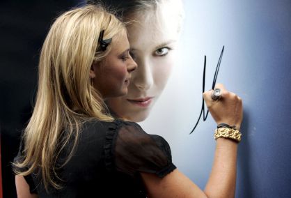 Maria Sharapova, firmando un poster en una promoción comercial, en una foto de archivo.