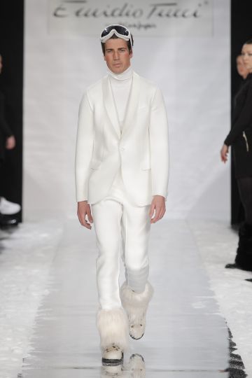 Emidio Tucci y su 'look' blanco polar (gafas de ventisca y marca de moreno incluidas). Emidio Tucci y su 'look' blanco polar (gafas de ventisca y marca de moreno incluidas).