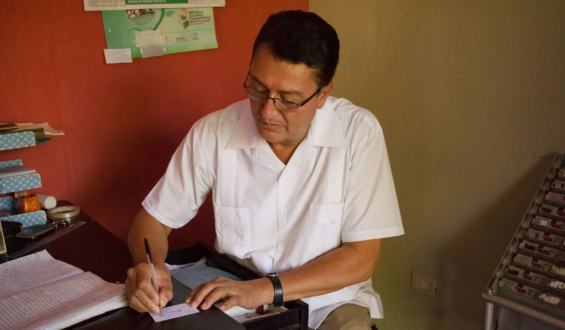 El doctor Arriola, en su consultorio. El doctor Arriola, en su consultorio.