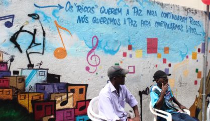 “Los ricos quieres la paz para continuar ricos, nosotros queremos la paz para continuar vivos”. Grafiti en la favela de Santa Marta.
