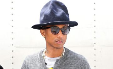 Pharrell Williams, con un sombrero diseñado por Vivienne Westwood. Pharrell Williams, con un sombrero diseñado por Vivienne Westwood.