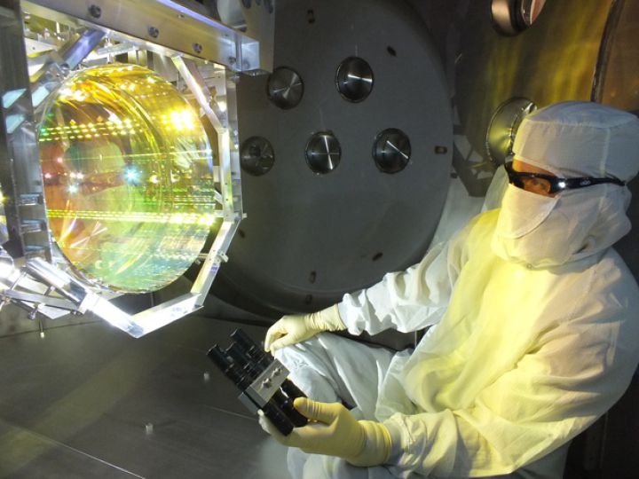 Un trabajador comprueba el funcionamiento del instrumento LIGO. Un trabajador comprueba el funcionamiento del instrumento LIGO.