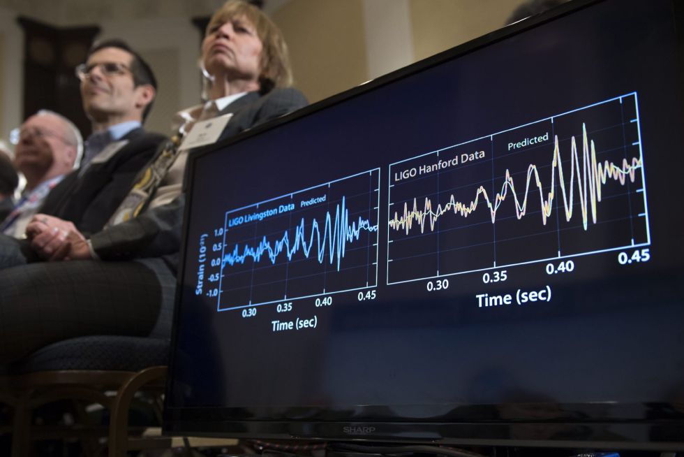 Vista de los gráficos de datos del proyecto LIGO durante la rueda de prensa sobre la demostración de la existencia de las ondas gravitacionales en Washington DC