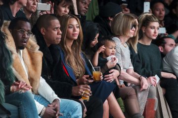 Kim Kardashian, Jay-Z, Beyonce y Anna Wintour durante la presentación de las zapatillas de Kanye West en Nueva York en 2015. Kim Kardashian, Jay-Z, Beyonce y Anna Wintour durante la presentación de las zapatillas de Kanye West en Nueva York en 2015.
