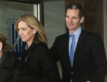 Cristina de Borbón and Iñaki Urdangarin exit the courtroom. Cristina de Borbón and Iñaki Urdangarin exit the courtroom.