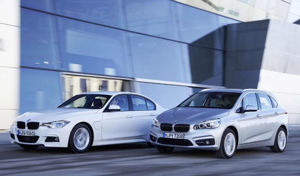Las nuevas variantes de la berlina Serie 3 (izquierda) y el monovolumen Serie 2 se llaman 330e y 225Xe.