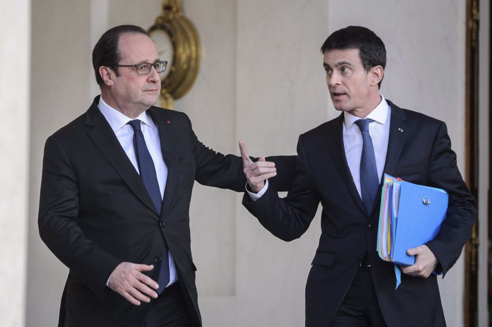 El presidente francés, François Hollande (izquierda), y el primer ministro, Manuel Valls, abandonan el palacio del Elíseo tras una reunión del Consejo de Ministros, el miércoles en París, El presidente francés, François Hollande (izquierda), y el primer ministro, Manuel Valls, abandonan el palacio del Elíseo tras una reunión del Consejo de Ministros, el miércoles en París,