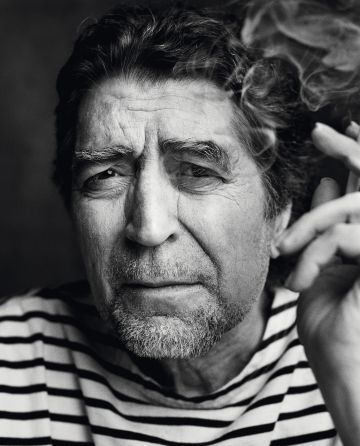 Joaquín Sabina posa para ICON mientras fuma en su casa, que para algo es suya.
