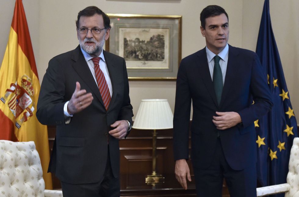 Mariano Rajoy y Pedro Sánchez, antes de su breve encuentro del 12 de febrero en una sala del Congreso de los Diputados. Mariano Rajoy y Pedro Sánchez, antes de su breve encuentro del 12 de febrero en una sala del Congreso de los Diputados.