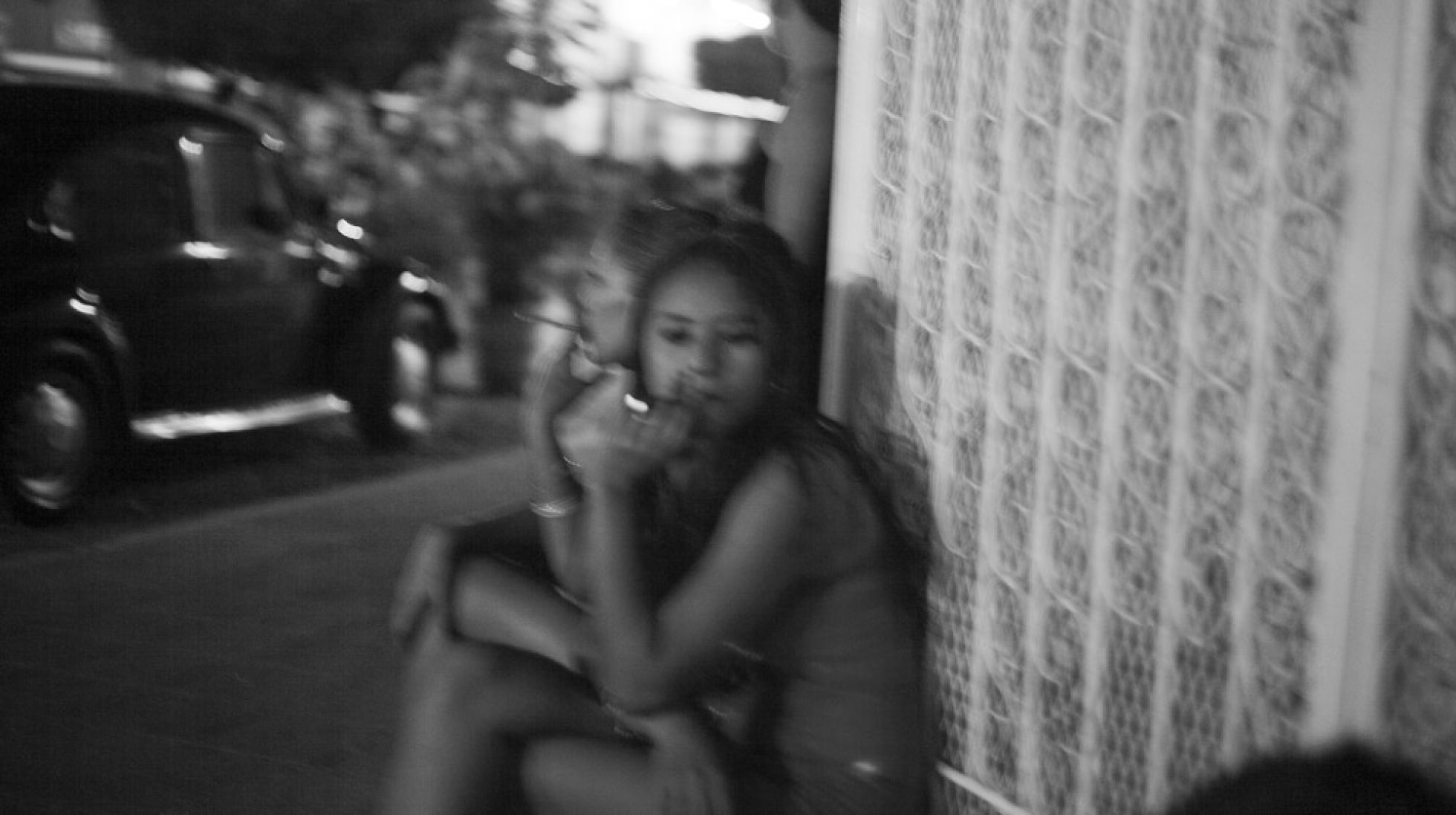 Jóvenes esperando clientela en su zona de La Calzada. Jóvenes esperando clientela en su zona de La Calzada.