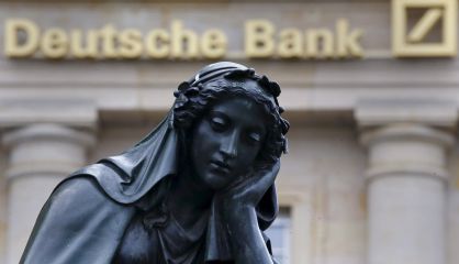 Una estatua ante una sede del Deutsche bank en Frankfurt.