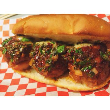 Albóndigas en bocadillo con chimichurri. Sí, el paraíso existe. Albóndigas en bocadillo con chimichurri. Sí, el paraíso existe.