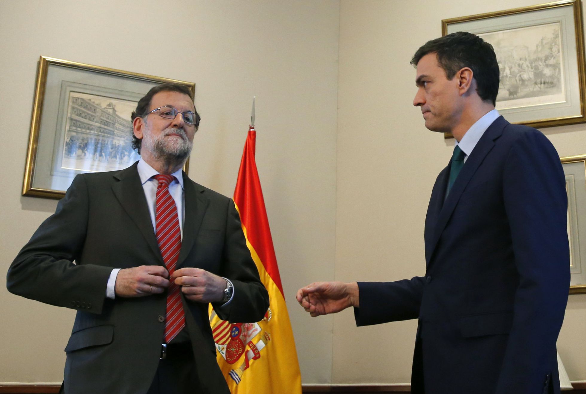 El presidente del Gobierno en funciones, Mariano Rajoy, y el secretario general del PSOE, Pedro Sánchez, durante su encuentro del viernes en el Congreso de los Diputados. El presidente del Gobierno en funciones, Mariano Rajoy, y el secretario general del PSOE, Pedro Sánchez, durante su encuentro del viernes en el Congreso de los Diputados.