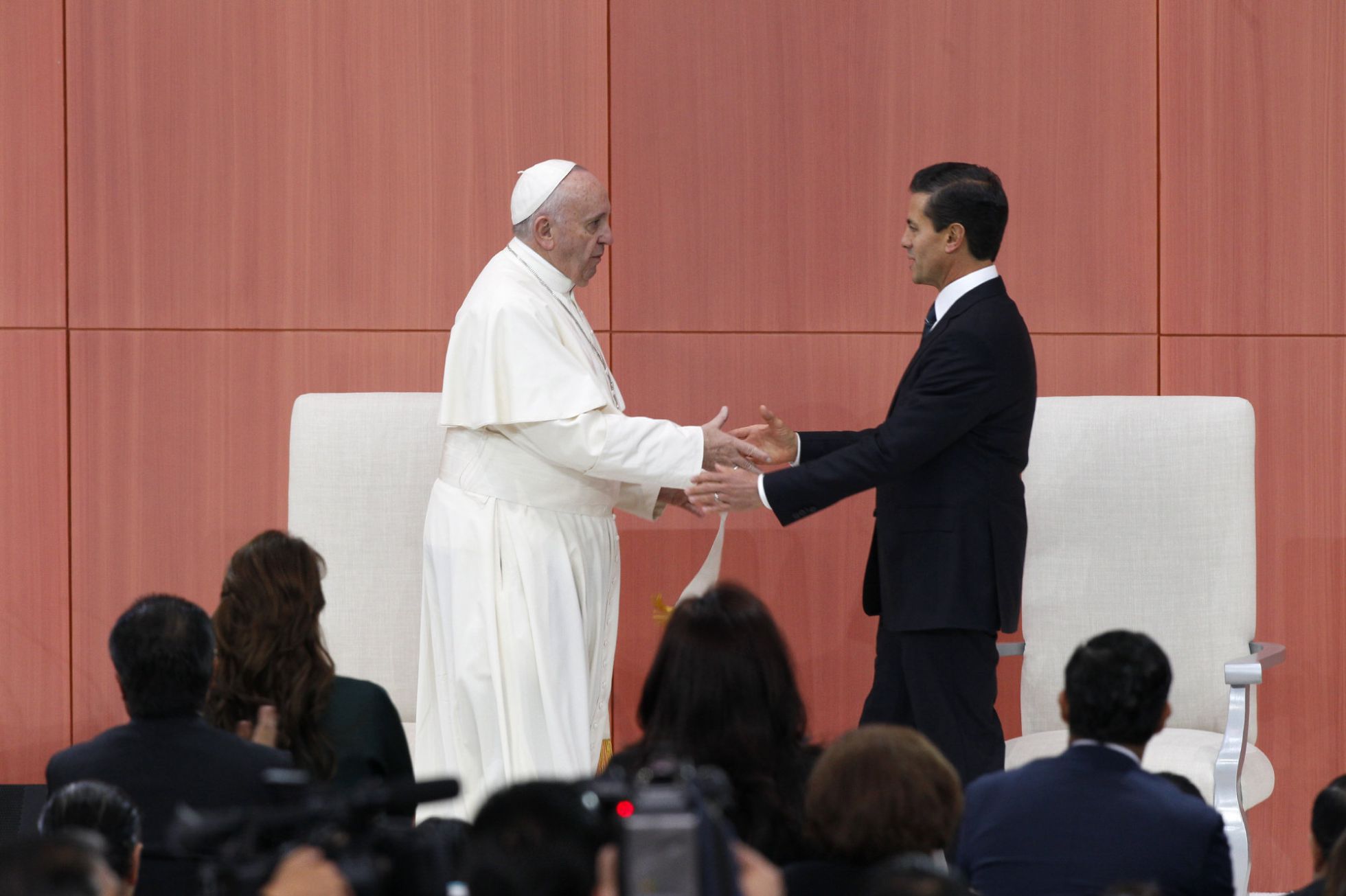 El papa Francisco saluda al presidente de México, Enrique Peña Nieto, ayer durante su ceremonia de bienvenida en el Palacio Nacional de Ciudad de México. El papa Francisco saluda al presidente de México, Enrique Peña Nieto, ayer durante su ceremonia de bienvenida en el Palacio Nacional de Ciudad de México.