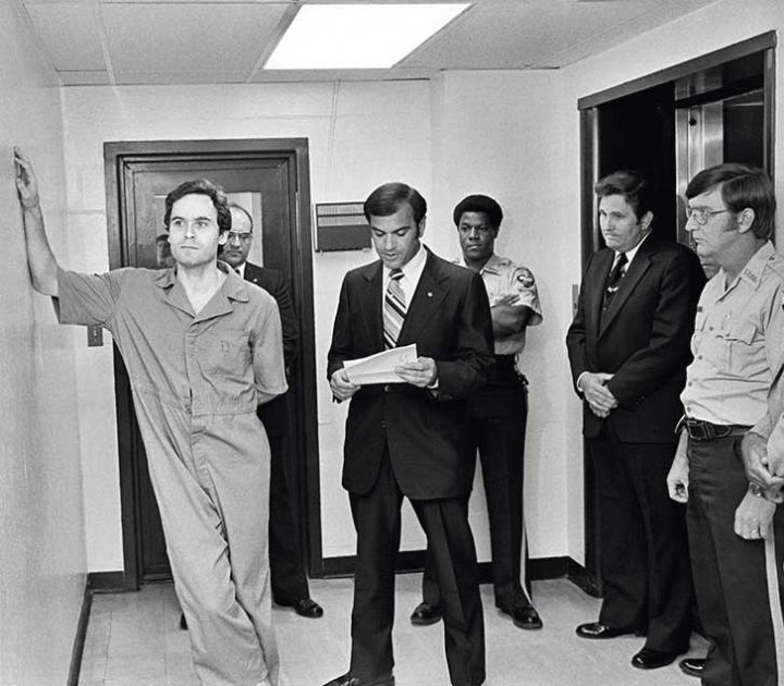 Ted Bundy acabó con la vida de entre 30 y 36 chicas en Los Ángeles en los sesenta. La abogada responsable de su defensa lo llamó “la definción definitiva del mal más desalmado”.