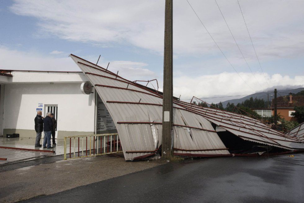 Strong winds blew the roofs off several warehouses near Porriño (Pontevedra).