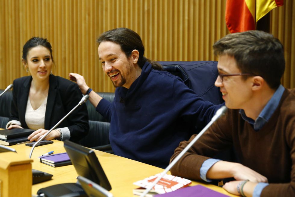 El líder de Podemos, Pablo Iglesias acompañado por el portavoz en el Congreso, Íñigo Errejón y la portavoz en la Comisión de Educación y Deporte, Irene Montero  durante la rueda de prensa posterior a la reunión del grupo parlamentario en el Congreso de los Diputados. 