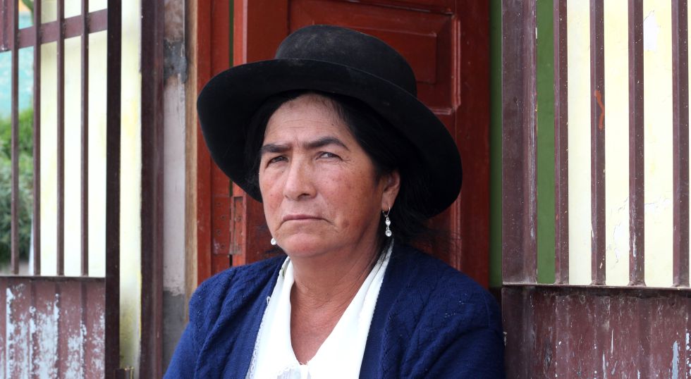 Candelaria Pino perdió a su marido Filiberto. Entraron ocho militares encapuchados a casa y se lo llevaron. Su cuerpo no ha aparecido. Hoy, ella vive con su hija en la ciudad de Ayacucho, capital del departamento del mismo nombre, donde se concentran el 40 % de las víctimas. Candelaria Pino perdió a su marido Filiberto. Entraron ocho militares encapuchados a casa y se lo llevaron. Su cuerpo no ha aparecido. Hoy, ella vive con su hija en la ciudad de Ayacucho, capital del departamento del mismo nombre, donde se concentran el 40 % de las víctimas.