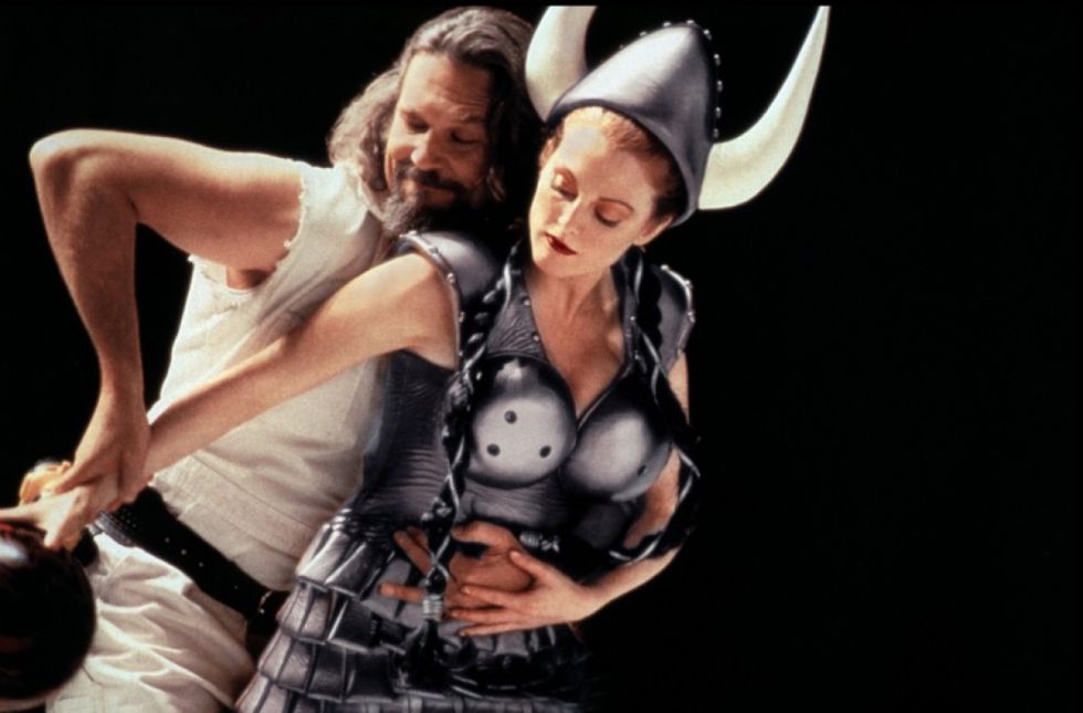 Jeff Bridges y Juliane Moore en la mítica escena de la bolera de 'El gran Lebowski' Jeff Bridges y Juliane Moore en la mítica escena de la bolera de 'El gran Lebowski'