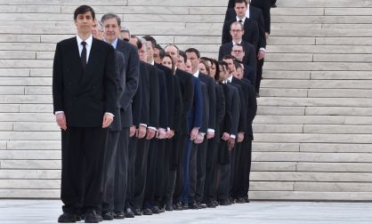 Fila de hombres esperan la llegada del ataúd del juez conservador del Supremo Antonin Scalia durante una ceremonia de homenaje celebrada en Washington.