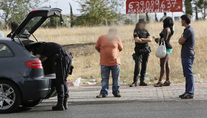 Control policial a clientes de mujeres que ejercen la prostitución en Madrid. Control policial a clientes de mujeres que ejercen la prostitución en Madrid.