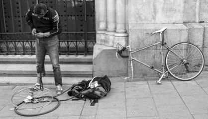 Juan Gabriel de la Rosa, con su bicicleta.