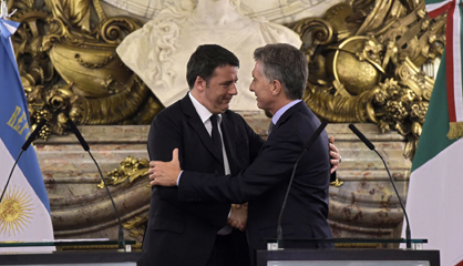 Renzi y Macri se estrechan la mano durante la visita del italiano a Argentina.