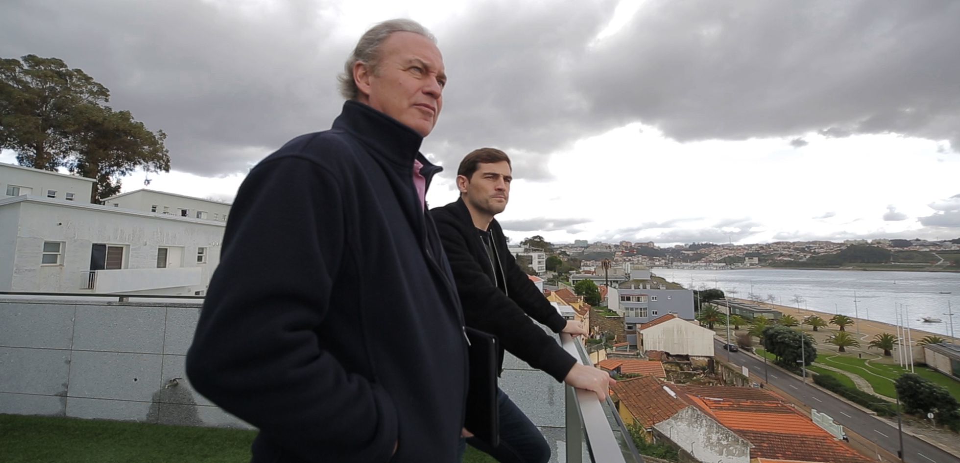 Osborne y Casillas, en la terraza de la casa del portero en Oporto. Osborne y Casillas, en la terraza de la casa del portero en Oporto.