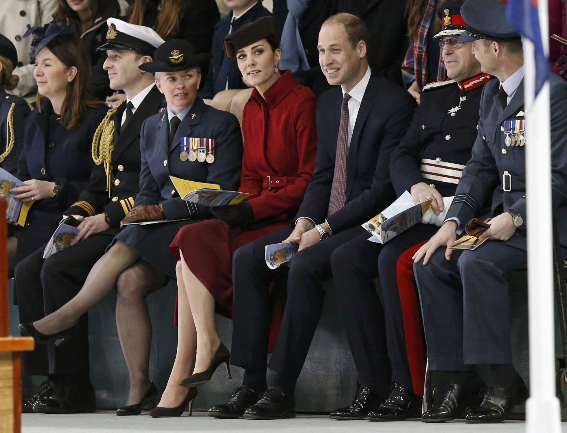 El príncipe Guillermo y su mujer (en el centro de la imagen), la semana pasada durante su visita a la base de la RAF en Anglesey. El príncipe Guillermo y su mujer (en el centro de la imagen), la semana pasada durante su visita a la base de la RAF en Anglesey.