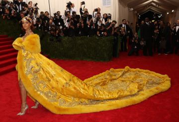 El espectacular vestido de Rihanna en la gala del Met del año pasado. El espectacular vestido de Rihanna en la gala del Met del año pasado.