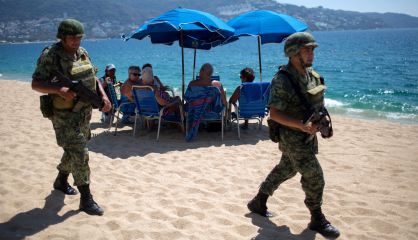 Soldados patrullan una playa de Acapulco.
