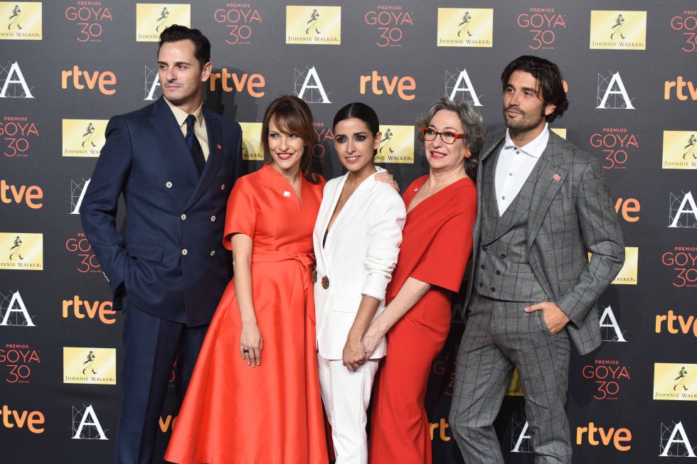 Álex García, a la derecha, junto a sus compañeros de 'La novia', en los premios Goya.