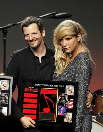 Dr. Luke e Kesha, durante uma entrega de prêmios em Los Angeles em 2011.
