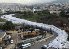 O rio de lixo que afoga Beirute