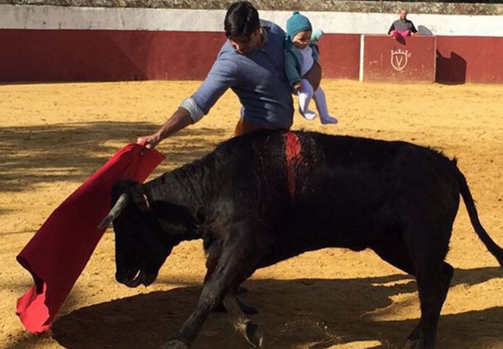 Francisco Rivera toreando una vaquilla con su hija de cinco meses en brazos. Francisco Rivera toreando una vaquilla con su hija de cinco meses en brazos.