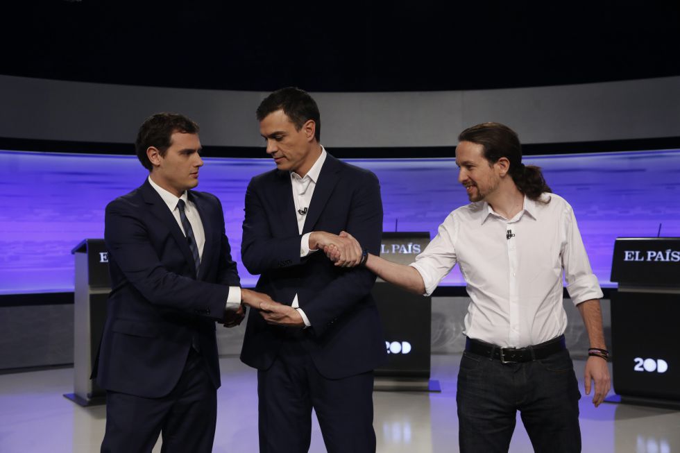 No es una coreografía es la escenificación del cambio político. De izq. a dcha. Rivera, Sánchez e Iglesias. No es una coreografía es la escenificación del cambio político. De izq. a dcha. Rivera, Sánchez e Iglesias.