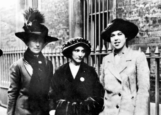 Sufragistas inglesas: Dove Wilcox, Dorothy Smith, Kathleen Paget (circa 1913). Sufragistas inglesas: Dove Wilcox, Dorothy Smith, Kathleen Paget (circa 1913).
