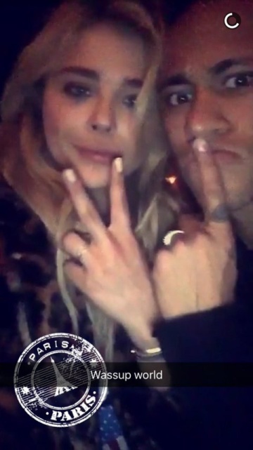 Chloe Grace Moretz y Neymar, en la foto publicada en Snapchat.
