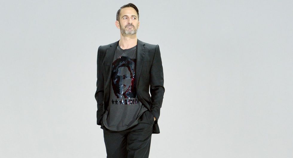 Marc Jacobs con una de las camisetas que ha diseñado para Hillary Clinton.